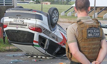 Viatura capotada. IÇARA SC BRASIL 31 01 2018. Após perseguição viatura da PM colide contra veículo e capota em Içara.. Foto LUCAS SABINO 24