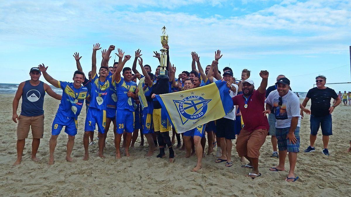 Equipecampeãdolivrecomemoraavitória