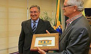 florianopolis colombo entrega medalha anita garibaldi para o ciee 20180207 1979076579