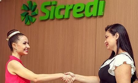 Associada Simone Duarte esq. de rosa e a gerente de negócios da Agência Sicredi Metropolitan Vanessa Borges Uggioni Daniel Vieira