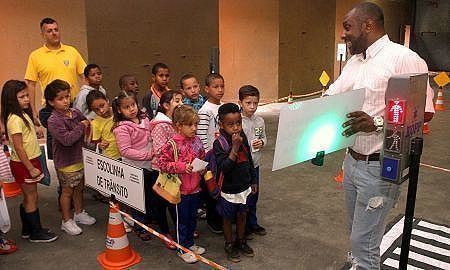 USAR dnlburigo crianças no batalhao EDUCACAO NO TRANSITO SUG 1