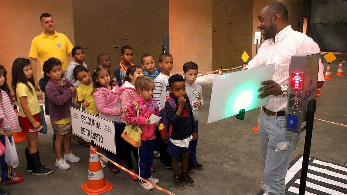 USAR dnlburigo crianças no batalhao EDUCACAO NO TRANSITO SUG 1