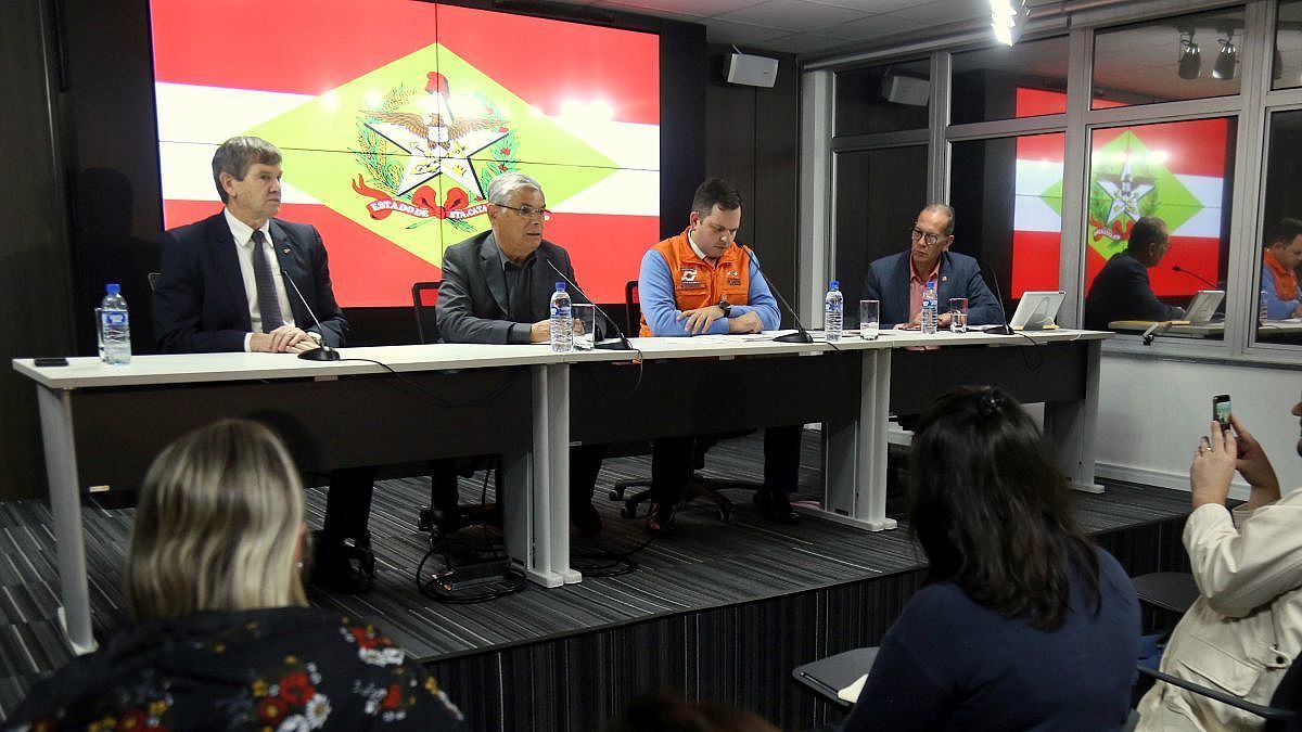 governador eduardo pinho moreira e os secretarios de estado concedem entrevista coletiva a imprensa 20180525 2059444108