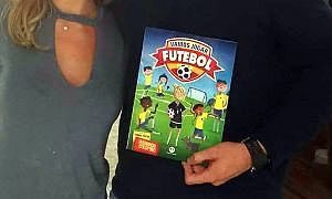 Fernanda entrega livro para o árbrito Daronco 1