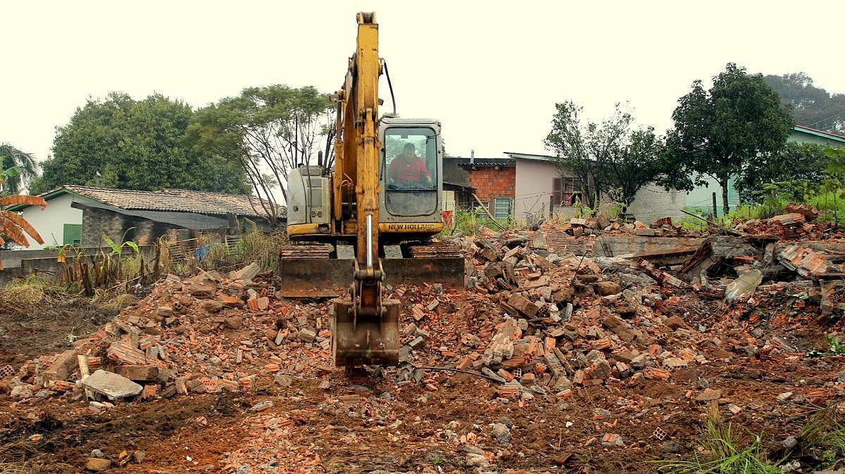 Demolição imóvel abandonado Foto Beatriz Formanski 1
