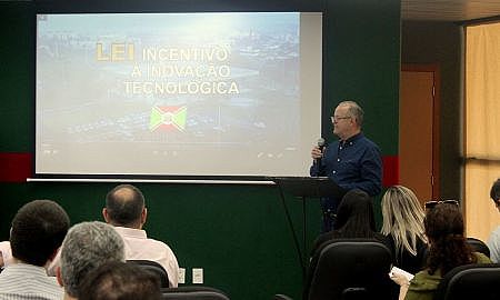 Salvaro assina projeto de lei inovação Foto Guilherme Nuernberg 57