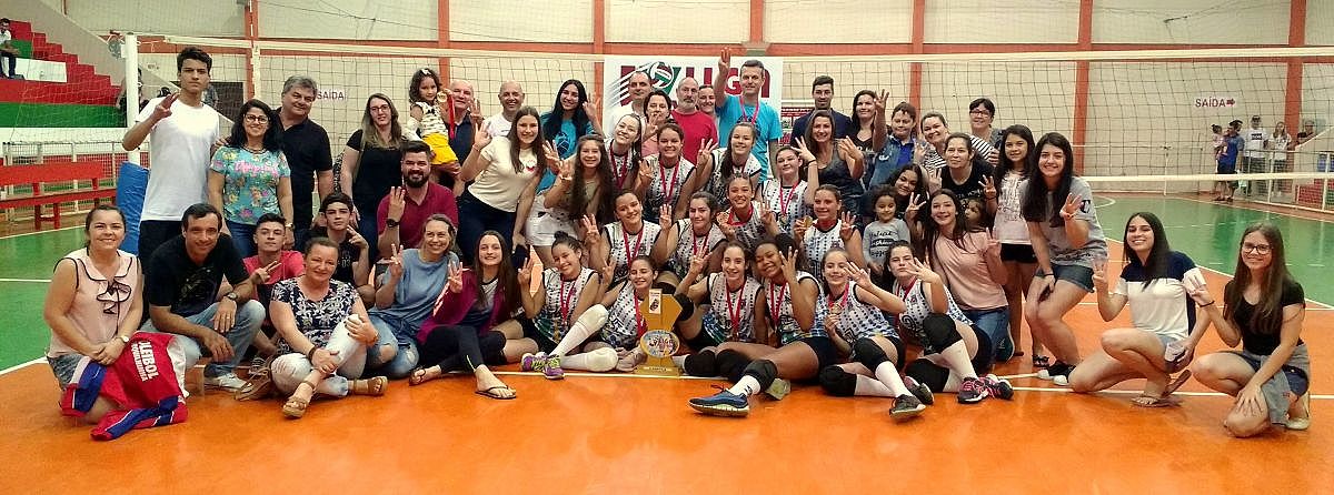 Campeãs com os pais e torcida