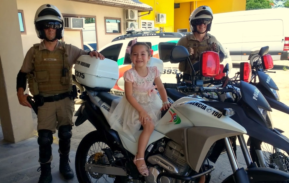 Menina realiza sonho de conhecer a Polícia Militar 9 Alana 1