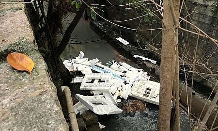 ApÃ³s denÃºncia Famcri realiza retirada de lixo do rio CriciÃºma 20