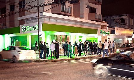 Registro da inauguraÃ§Ã£o da 15Âª agÃªncia da cooperativa na regiÃ£o localizada no bairro Oficinas em TubarÃ£o. Por Cleber Bonotto