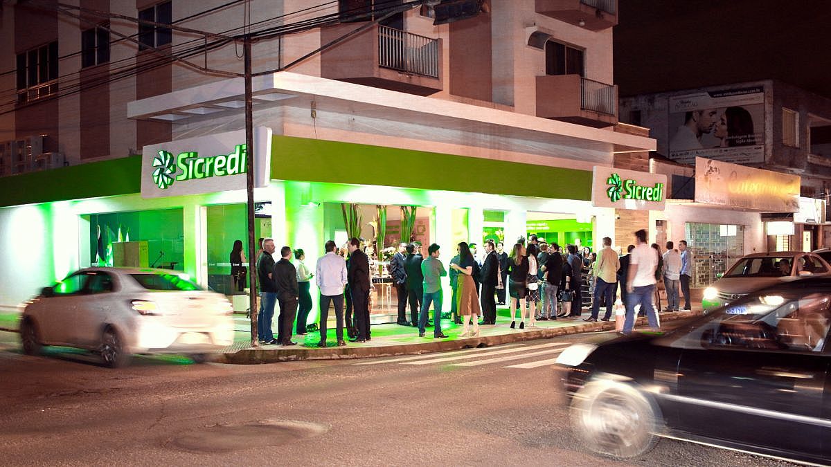 Registro da inauguraÃ§Ã£o da 15Âª agÃªncia da cooperativa na regiÃ£o localizada no bairro Oficinas em TubarÃ£o. Por Cleber Bonotto