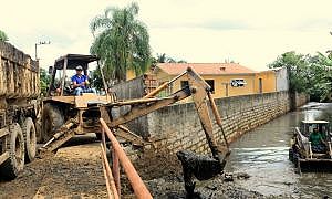 Famcri retira lixo do rio CriciÃºma 1