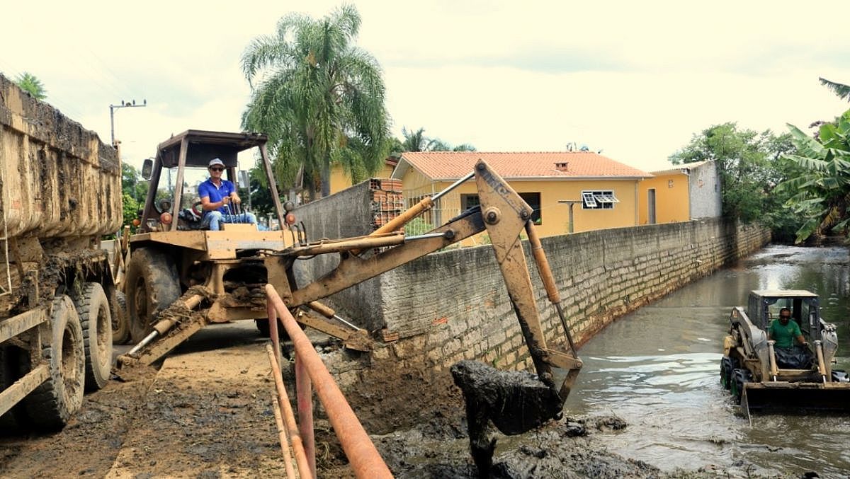 Famcri retira lixo do rio CriciÃºma 1