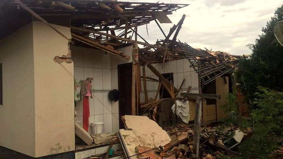 Residência é destruída em explosão no Bairro Saturno