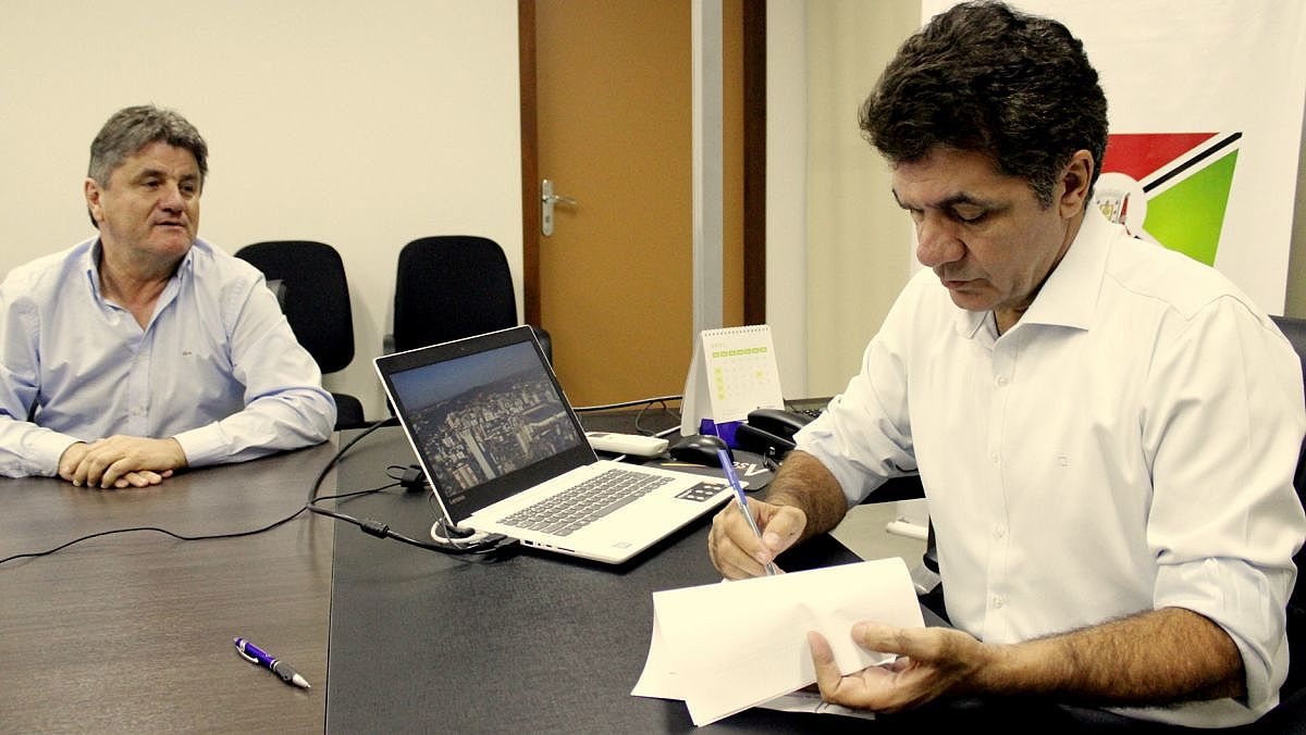 Prefeitura de CriciÃºma firma convÃªnio com a Aresc Foto de Jhulian Pereira 3