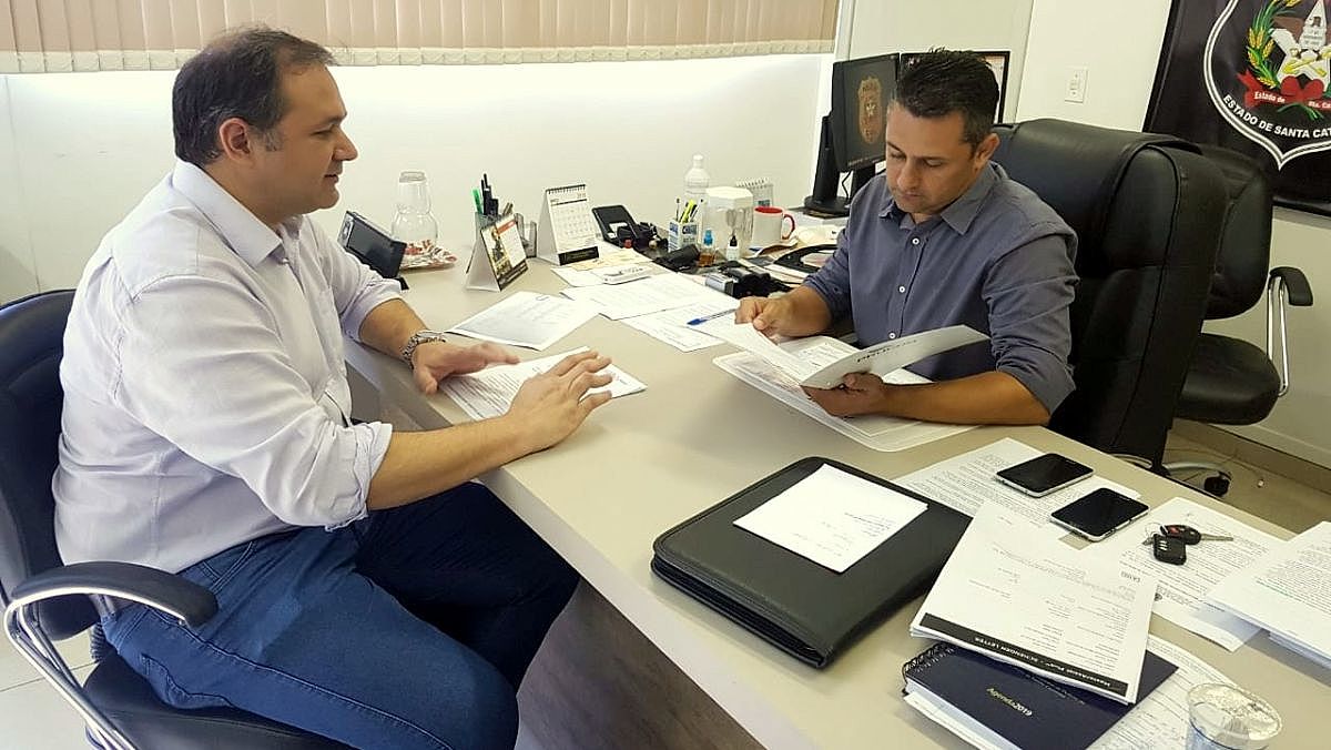 Procon apresenta pedido de delegacia