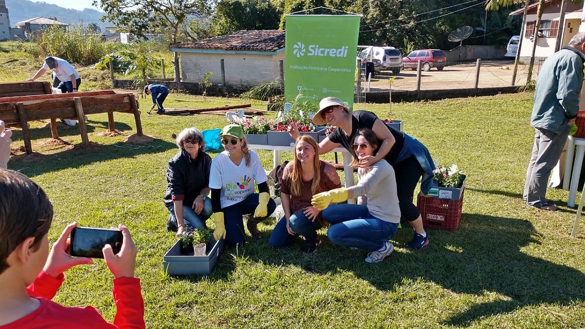 Em 2018 o Dia de Cooperar beneficiou seis entidades. Em Morro da Fumaça uma horta comunitária foi construída