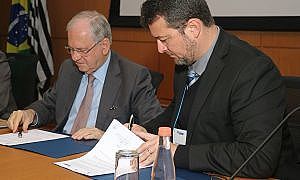 Marco Antonio Zago presidente da FAPESP e Fábio Zabot Holthausen presidente da FAPESC Crédito Felipe Maeda Agência FAPESP 3 1