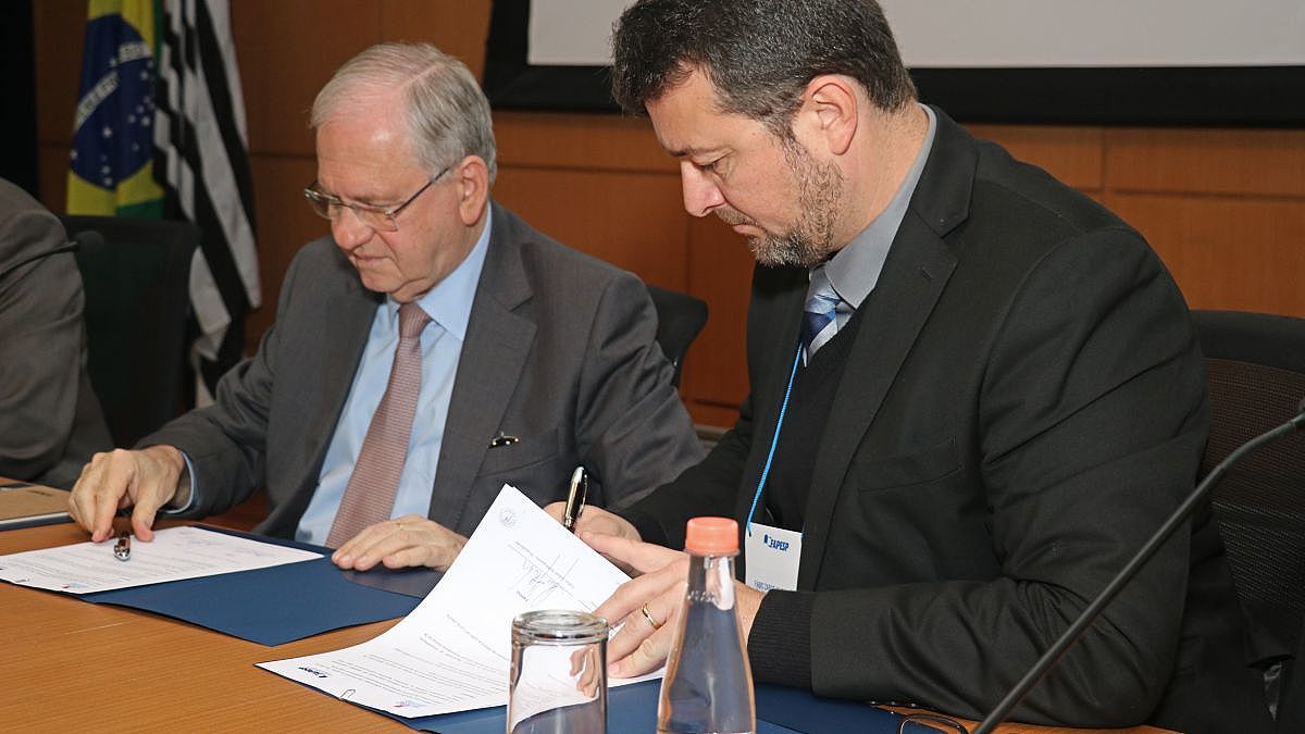 Marco Antonio Zago presidente da FAPESP e Fábio Zabot Holthausen presidente da FAPESC Crédito Felipe Maeda Agência FAPESP 3 1