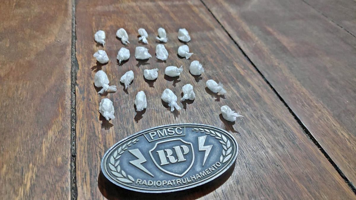 Escondidas em bicicleta, Polícia Militar apreende 21 buchas de cocaína 9 tráfico 2 1