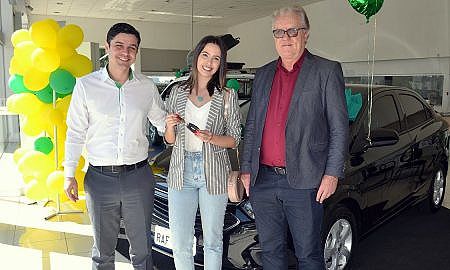 Gabriela Mendes Zim foi a ganhadora do automóvel 0km junto dela e do presidente Aloísio Westrup está o gerente da agência Sicredi São Martinho Ariel Vieira da Rosa