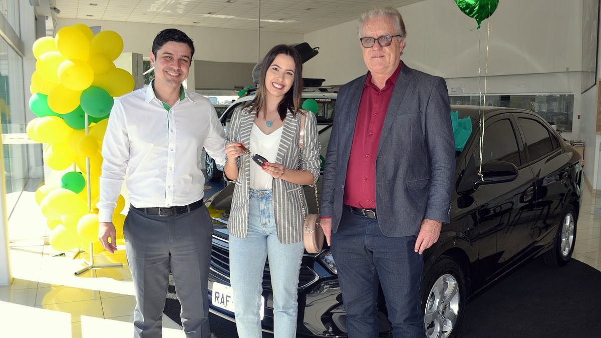 Gabriela Mendes Zim foi a ganhadora do automóvel 0km junto dela e do presidente Aloísio Westrup está o gerente da agência Sicredi São Martinho Ariel Vieira da Rosa