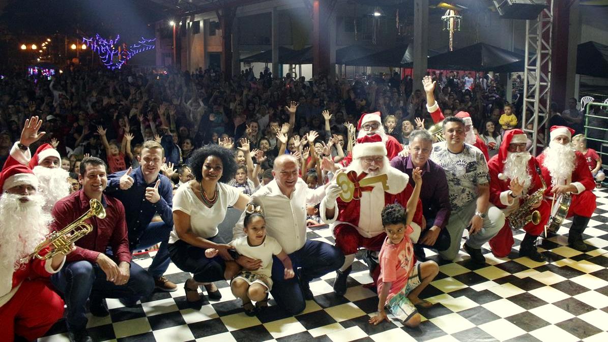 Papai Noel e banda encantam o público na abertura do Natal Iluminado de Forquilhinha 7 Abertura do natal em Forquilhinha 4