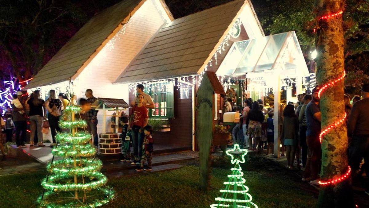 Papai Noel e banda encantam o público na abertura do Natal Iluminado de Forquilhinha 9 Abertura do natal em Forquilhinha 8