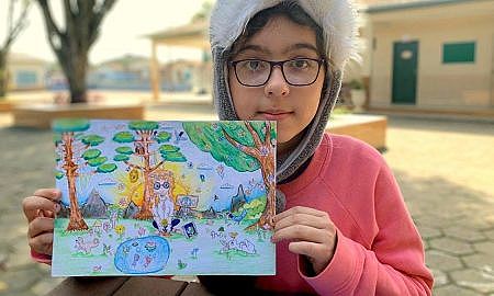 Ashley e o desenho vencedor do concurso CDL 2