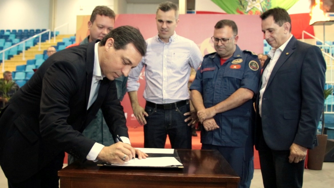 tubarao governador assina decreto que desburocratiza alvaras para empresas 20191109 1932174605