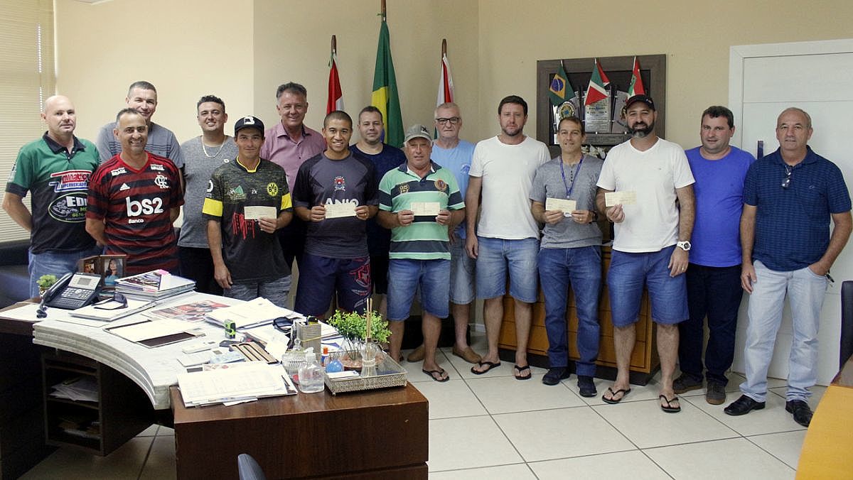 Premiação aos vencedores da Bocha e Futebol Suíço 1