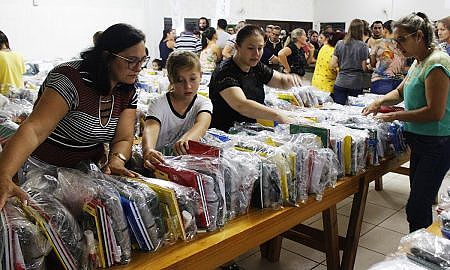 Entrega de materiais escolares em Forquilhinha 2