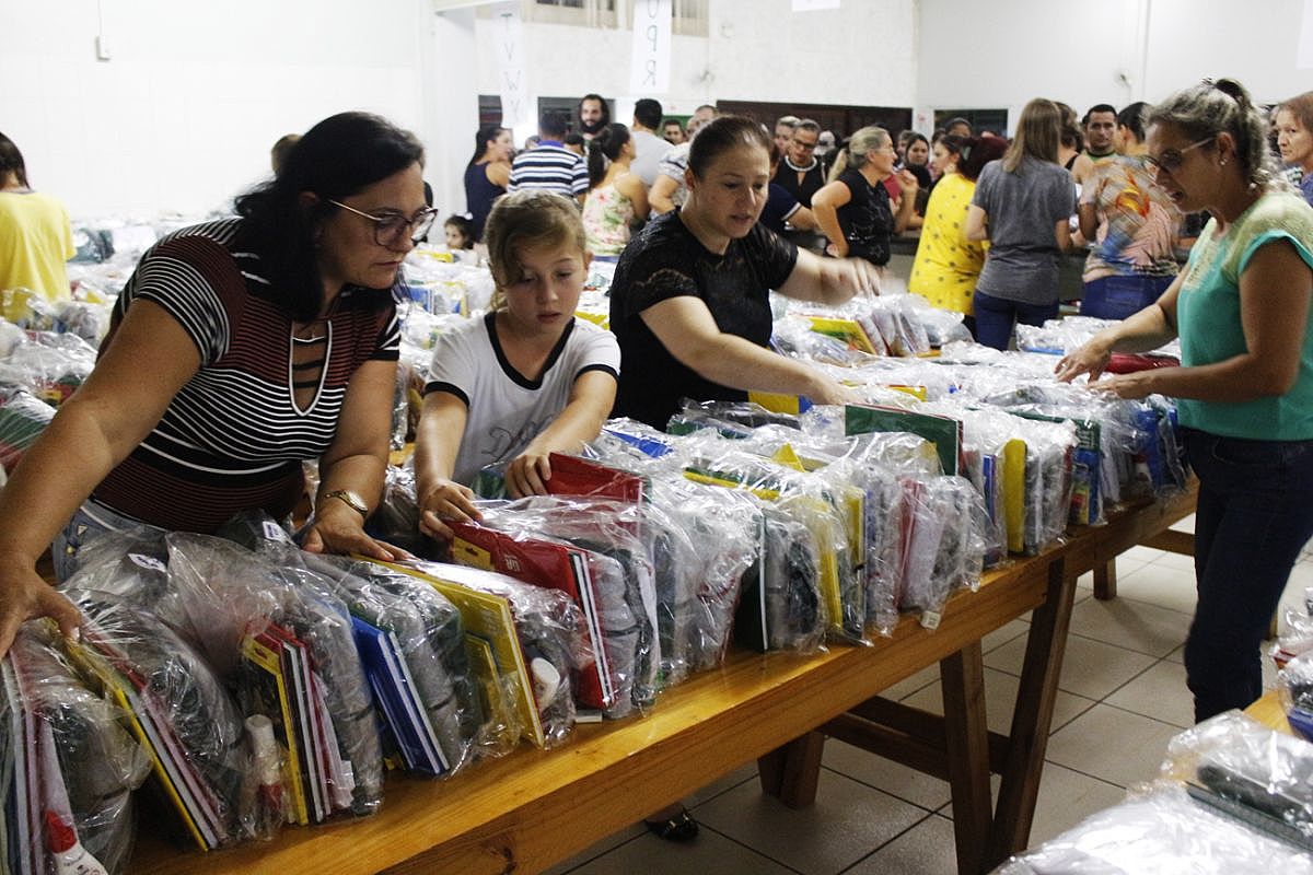 Entrega de materiais escolares em Forquilhinha 2