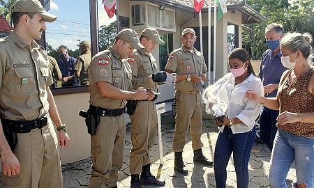 Distribuição de máscaras em Forquilhinha 6