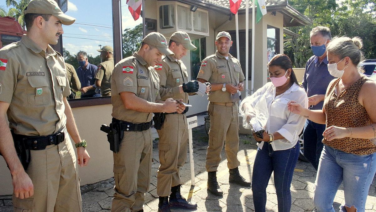 Distribuição de máscaras em Forquilhinha 6