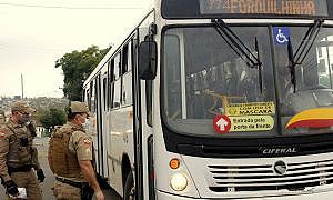 PM fiscaliza ônibus em Forquilhinha 19