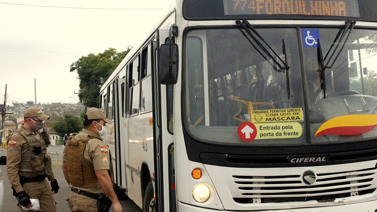 PM fiscaliza ônibus em Forquilhinha 19