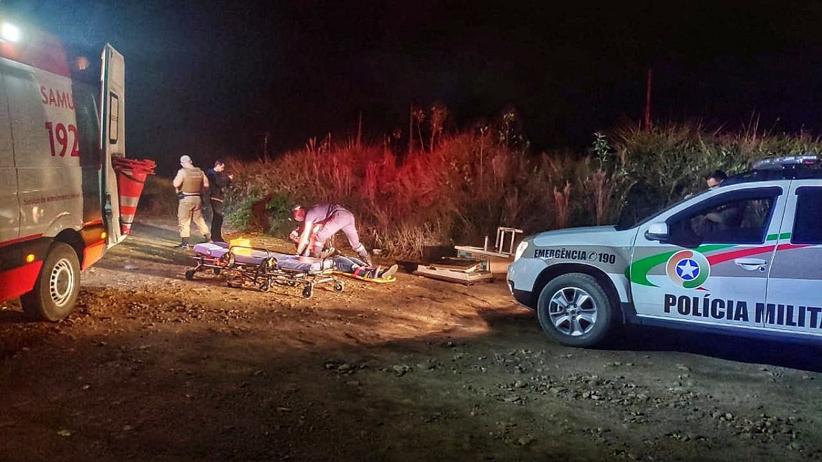 Forquilhinha: duas pessoas ficam feridas em queda de motocicleta 8 IMG 20200809 WA0086 01