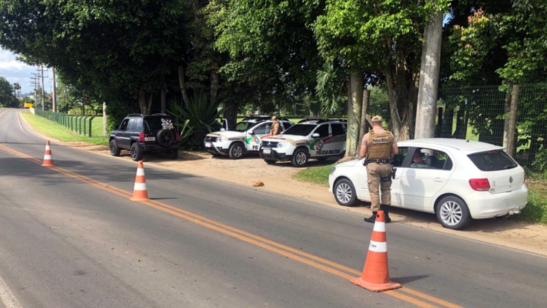 Em fiscalização de trânsito, PM lavra TC por posse de drogas e apreende veículos 8 blitz 2