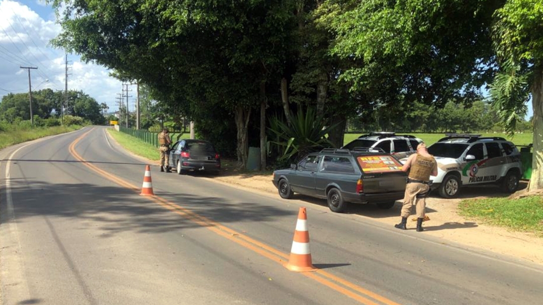 Em fiscalização de trânsito, PM lavra TC por posse de drogas e apreende veículos 9 blitz 4