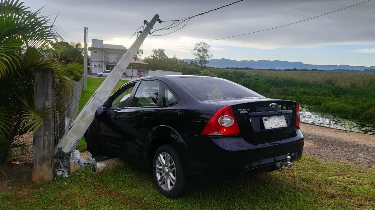 Jovem tenta escapar de blitz e colide carro em poste 9 poste 1