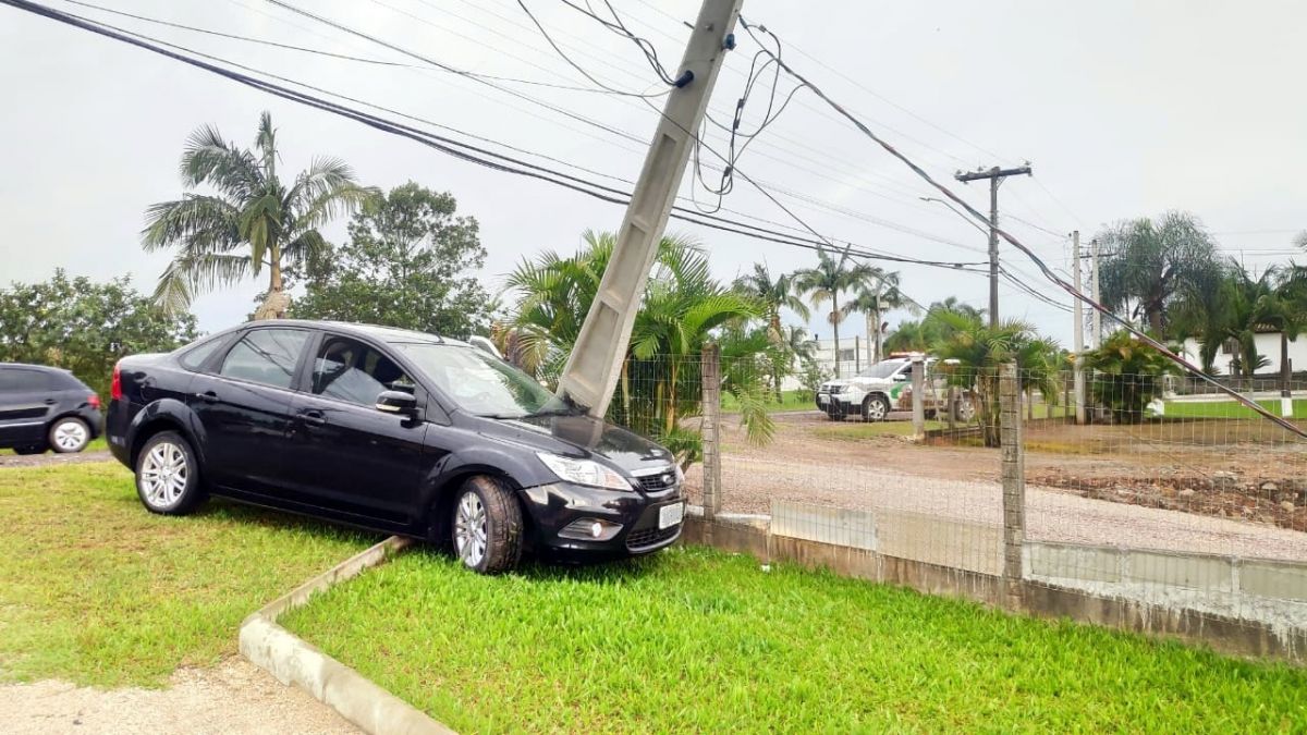 Jovem tenta escapar de blitz e colide carro em poste 2 poste 3