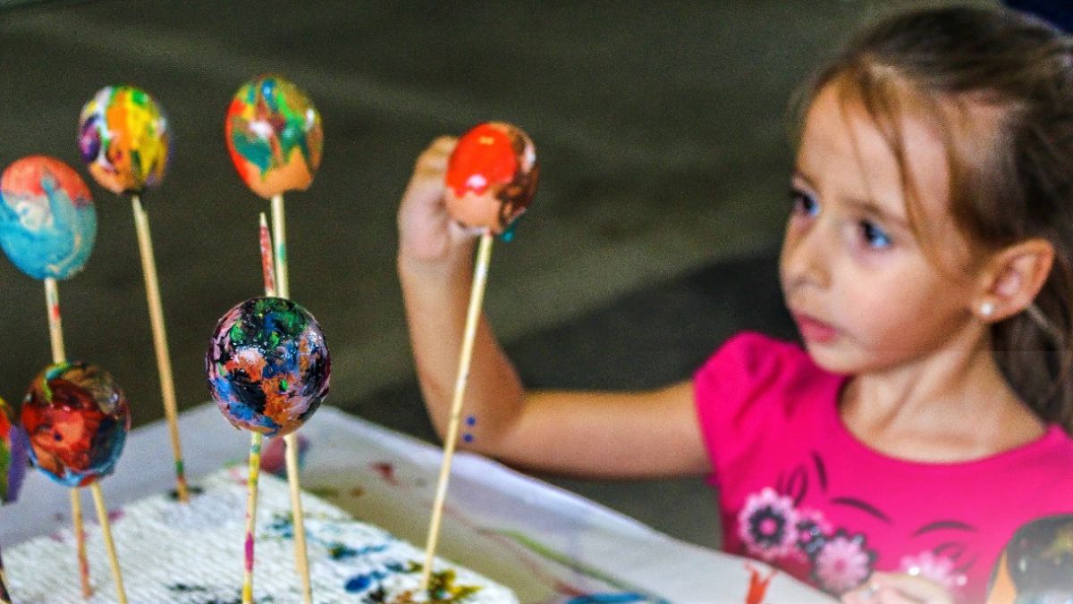 Páscoa: crianças podem pintar ovos coloridos para decorar a Osterbaum 7 p16