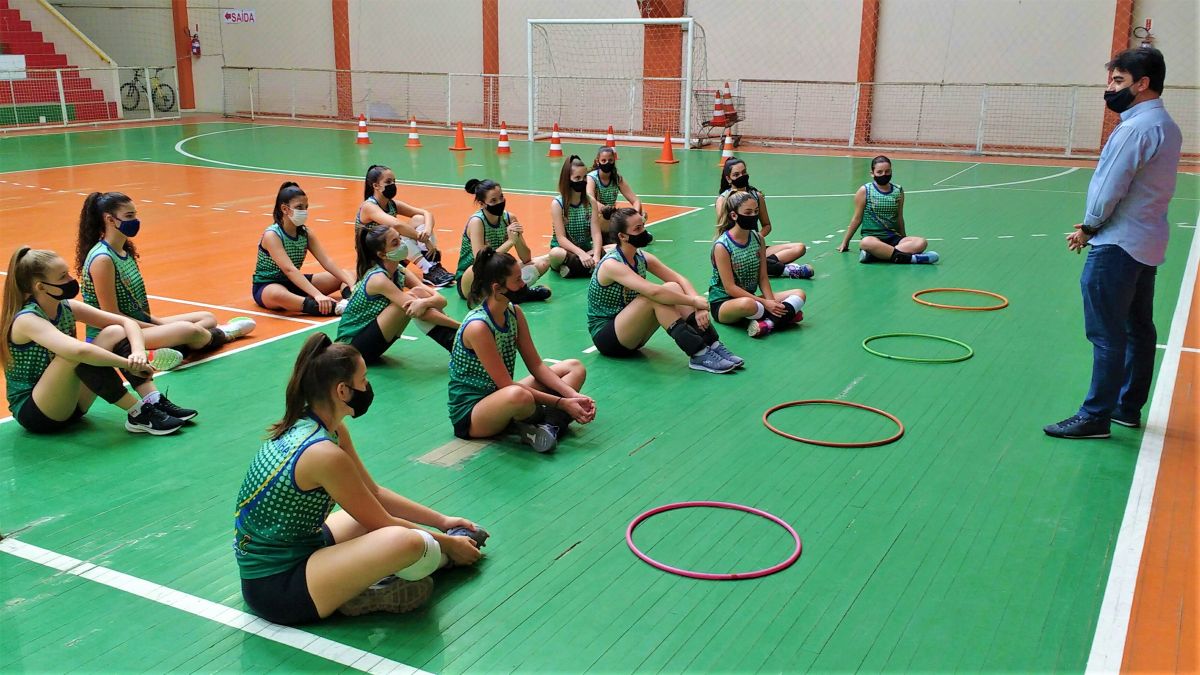 Roger Chefe Depto Esportes dando boas vindas as atletas