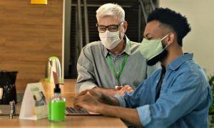 Associado e colaborador do Sicredi utilizam a plataforma em uma agencia