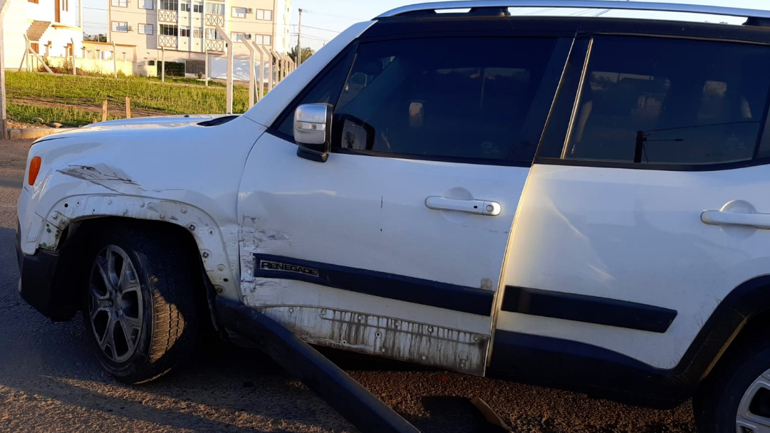 Colisão entre automóveis é registrada na Avenida Professor Eurico Back 7 carro 2