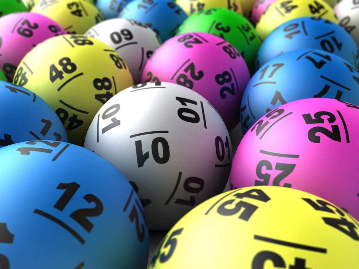 Bolas coloridas com números de loteria