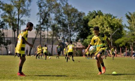 Academia de Futebol Criciuma adquiriu uniformes por meio do Fundo Social 2021 da Sicredi Sul SC