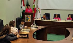 Alunos do Pequenos Pensadores na Camara de Forquilhinha 2