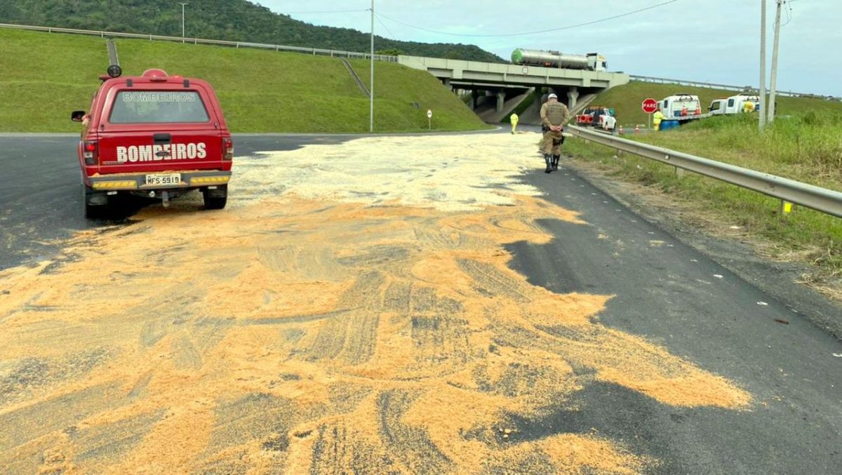 Óleo na pista dificulta tráfego na Rodovia Jorge Lacerda e BR-101 7 WhatsApp Image 2022 06 26 at 2.54.14 PM
